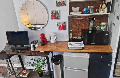 Cosy Studio in Hampton Hill short Walk to Bushy Park with Free Parking and WiFi and Pets welcome - Foto 17