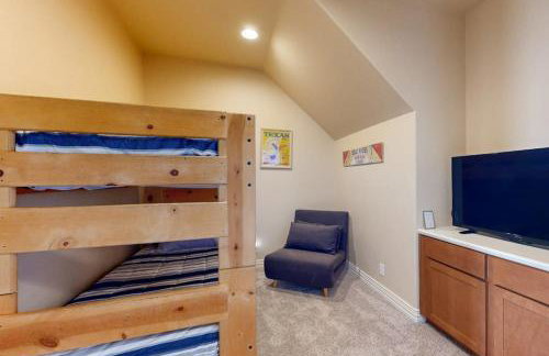 Waterfront Home with Game Room, Decks, Pool, Smart TVs, Kayaks, & Gas Grill - Foto 7
