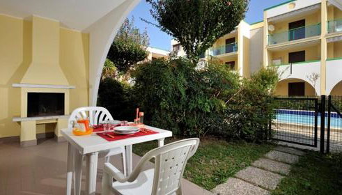 Flat With a Lovely Poolside Garden With bbq - Foto 2, Garden, furniture