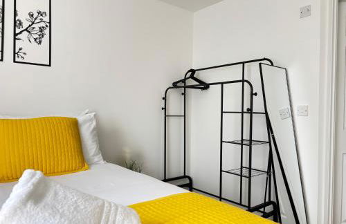 2BR 2BA Flat - King Beds - Free Parking - Near LGW Airport - Foto 6