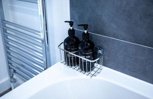 2-Bedroom Contractor Stay - Gated Parking & Fast WiFi - Photo 29