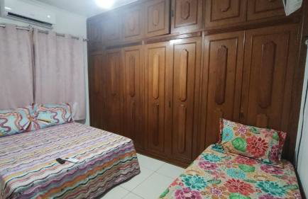 CASA - 3 quartos com ar - garagem para 3 carros - Foto 5