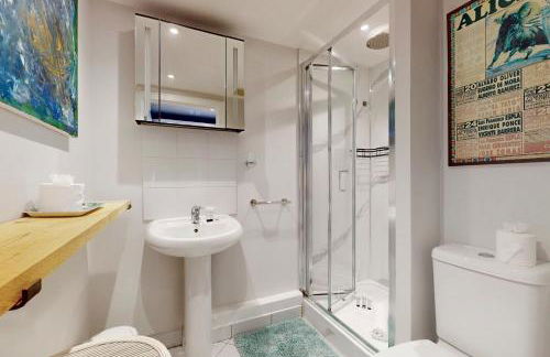 Penthouse Sanctuary with Wraparound Balcony - Pass the Keys - Foto 21