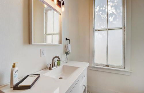 Downtown home with enclosed backyard, deck, streaming, washer/dryer, central AC - Foto 19