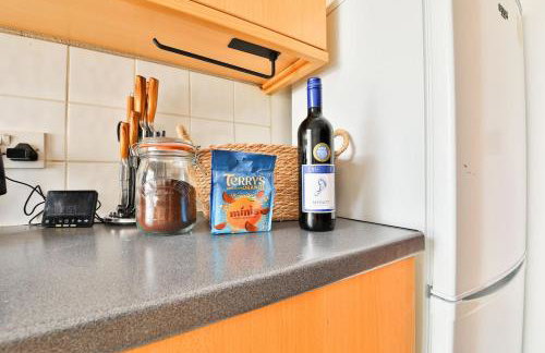 3-Bed Contractor Ready Stay Near City & M4 Access with Parking & Wi-Fi - Foto 13