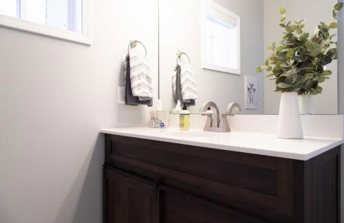 Lovely Modern 3BR-3BA Grove Home ABODEbucks - Photo 14