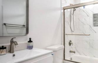 Adorable 2BR-2BA House with EV & Free Parking and Family Friendly in Los Angeles - Photo 51