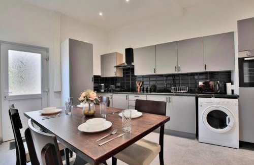 Freckleton House in Town Centre, near Blackpool, Sleeps 6, Free Parking - By NMB Property - Photo 18