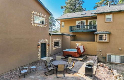 Luxury Retreat with Hot Tub Fire Pit & Forest Views - Foto 3