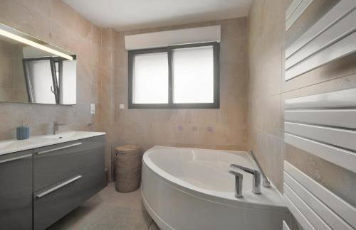 La Villa Sainghin - Piscine et Jacuzzi Privé - Foto 7