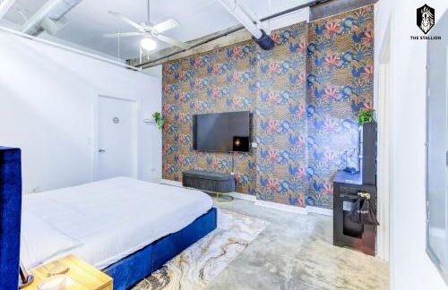 The Stallion #106 - Walk to Museums, Luxe Loft with free gated parking - Foto 16