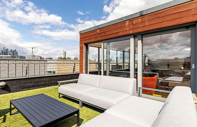 Modern Haven With Terrace View & Urban Charm - Foto 26