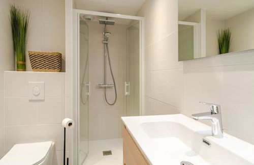 Newly Built Apartment with Pool, Walk to the Beach - Foto 28