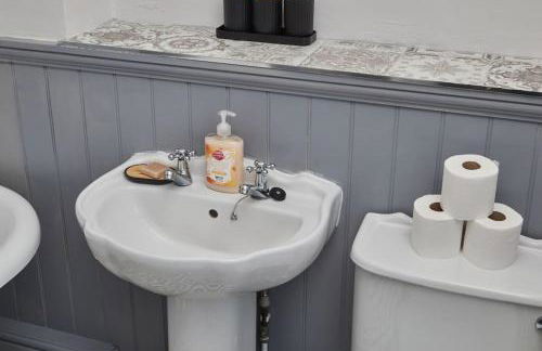 Cosy 3-Bedroom House in Seaham - Street Parking - Photo 18