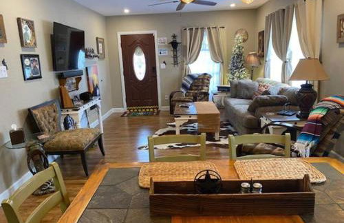 StockYards!-1 block away ! Cowboy Cottage sleeps 9 - Foto 1