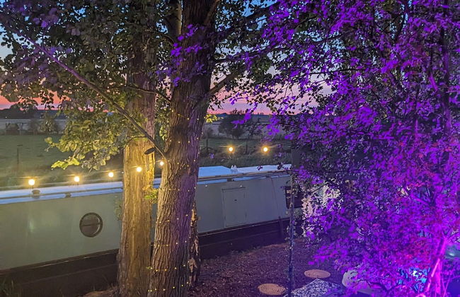 Narrowboat With Hot Tub, Spa, Cruising And More - Photo 29