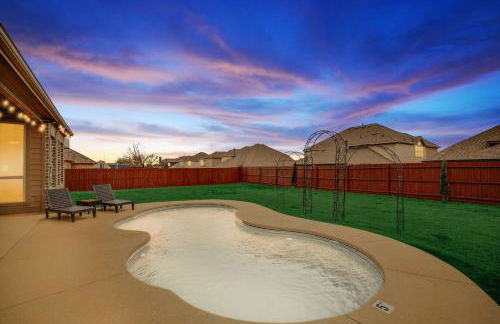 5-Bed 2-Bath with Pool & Backyard Retreat - Foto 37