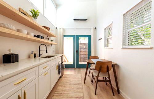 Cozy and Bright Mid-Century Gem in Eastside Action - Foto 6