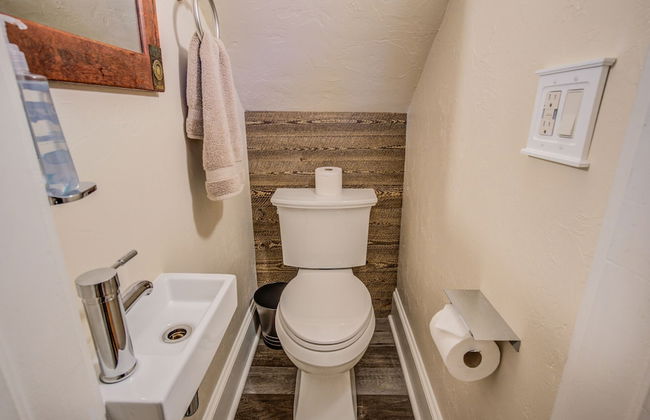 5bddowntown Victorian Charmhot Tub, Firepit - Photo 33