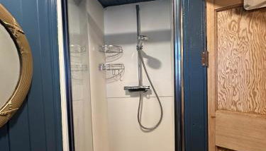 The Container - Photo 5, Shower