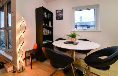 Cardiff Bay Retreat Sleeps 4 Parking - Pass the Keys - Foto 3