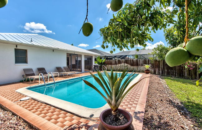 Avanti Vacation Rental, Relaxing 3-BR Retreat with Private Pool Minutes from Vanderbilt Beach and Delnor-Wiggins State Park. Enjoy Southern Exposure, BBQ Area, and Pet-Friendly Comfort - Foto 1