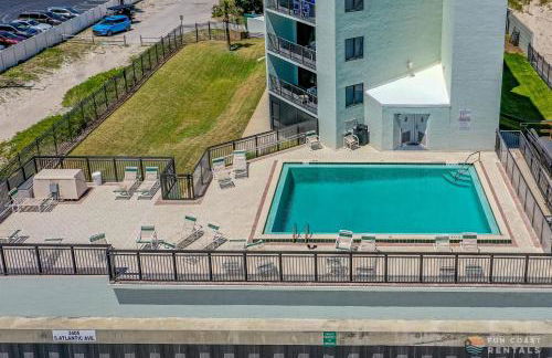 Ocean View Balcony just STEPS to the Beach with Pool, Parking and Wi-Fi! - Foto 26