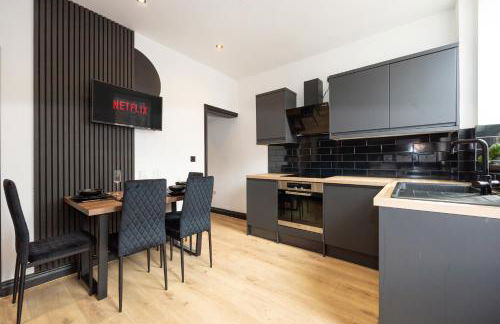 Midnight Manor Cinema Room, Fast WiFi, Ideal for Short & Long Stays - Foto 4