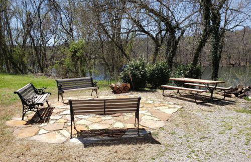 Riverside Hide-A-Way with Patio, BBQ, Fishing Pier - Foto 34