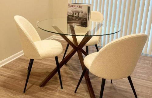 Fall Deals!! Modern 1 BR and Sleeper Sofa in Heart of Midtown Kansas City! - Foto 6