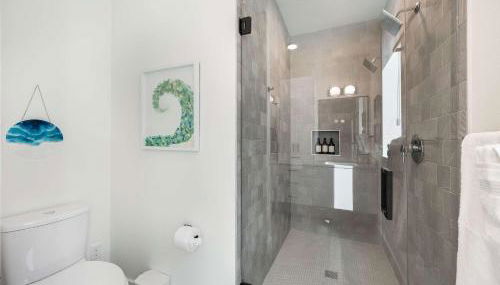 Ocean-Inspired 3B Modern Retreat w Kids Room - Foto 3