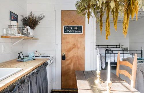 Hip, Cozy Cottage with a Fire Pit in Cleveland Park - Foto 14