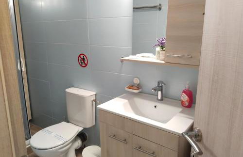 Io's Guest House - Photo 16