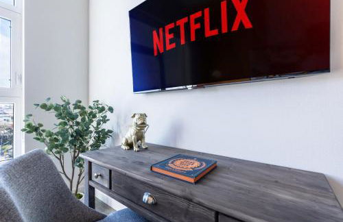 Modern Living, Stunning city views, 1Mile to Dodger Stadium - Photo 30