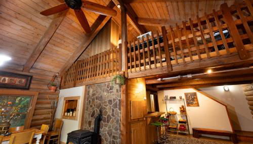 Private Forest Lodge Near Silverwood Theme Park - Sleeps 10 - Foto 3