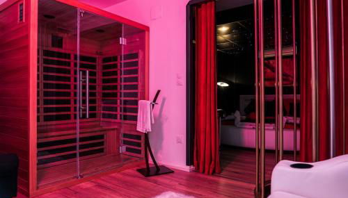 Indecent Love Room Studios - Photo 2