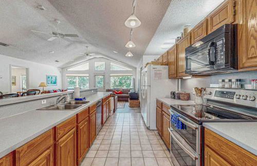 Spacious Lakefront Home with Water Views, WiFi & Private Washer/Dryer - Foto 9