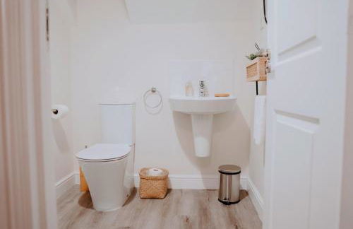 Leeds 4-bed house - hot tub, parking & games - Foto 41