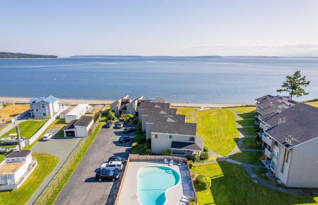 Coastal Chic Beach Condo by Avantstay Balcony - Photo 21