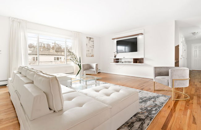 Modern Luxury Home w GameRoom & Parking - Foto 12