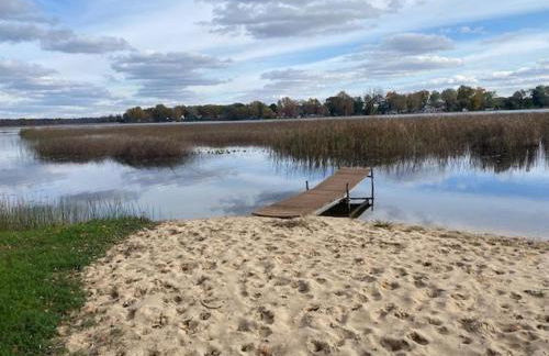 Amazing Lakefront Retreat On Long Lake! 2 Bedroom Home by RedAwning - Foto 12