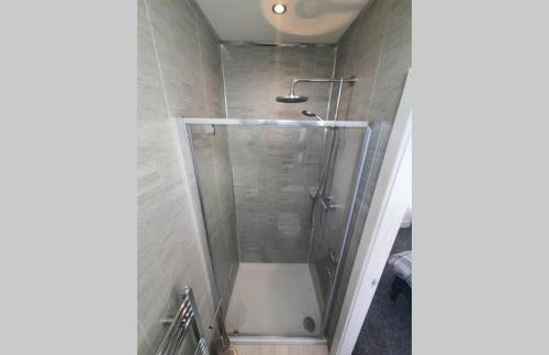 Oole 2 bed & en-suites house with parking near beach - Foto 24