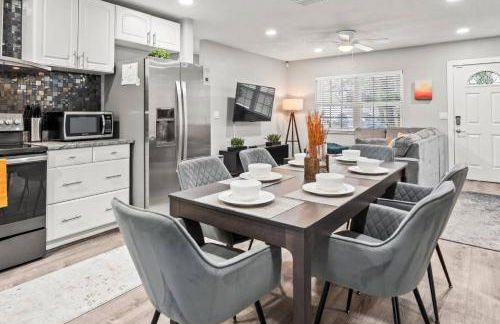 Adventure Awaits in Tampa Bay with Beautiful Decor 4BR with Backyard Oasis Near Busch Gardens & Adventure Island - Foto 16