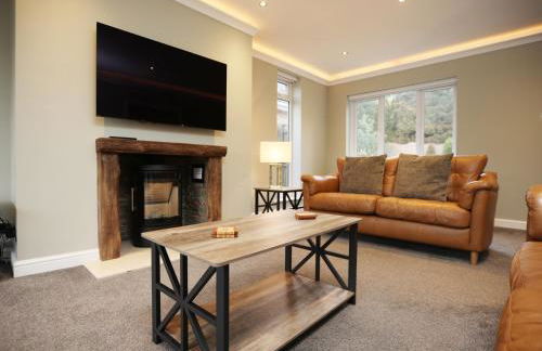 Is Y Coed Place By N And N Stays Ltd, Spacious 5 bed house in Wenvoe Cardiff, With Free Private Parking, Garden and WIFI - Photo 1