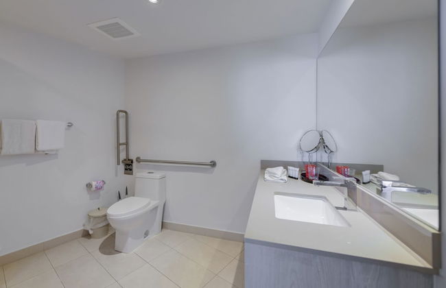 Fantastic 2BR Condo at Hollywood - Photo 26