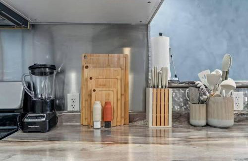 Stylish 2BR Dual-Kitchen Retreat Near Forest Park - Photo 21