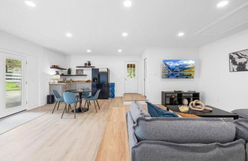 Sapphire Bloom, Boutique Lake Retreat with Hot tub - Foto 6