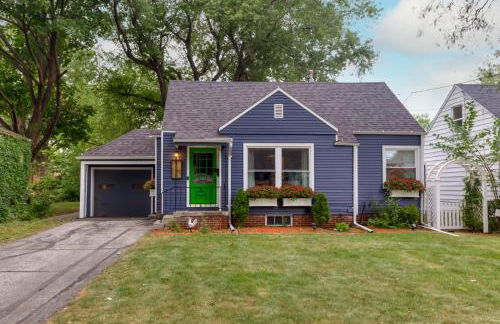 Near Drake/Downtown packed w/Amenities - Hot Tub - Movie Theater - Photo 16