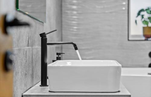 The Oaks Barn - A Countryside Luxury Rural Escape with Hot tub & Fire Pit! Tranquil Group Retreat - Sleeps 8, Pet Friendly & Off road Parking - By Blue Puffin Stays - Photo 36