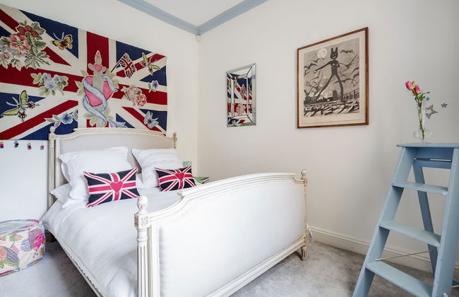 Exquisite Designers Abode - Photo 9